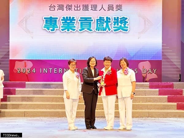 胡瑞桃督導（右2）榮獲2024年台灣傑出護理人員獎-專業貢獻獎，由蔡英文總統（左2）親自頒獎。左1為台灣護理學會理事長廖美南。（基隆長庚醫院提供）