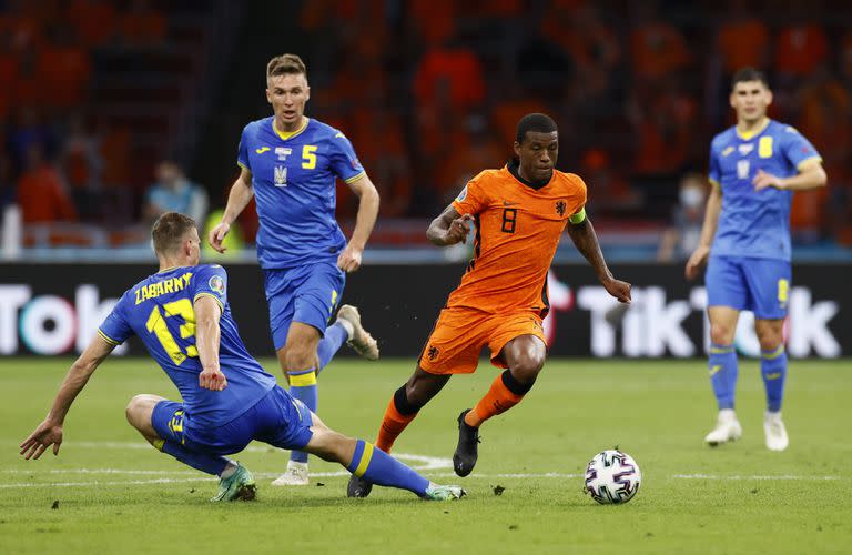 Georginio Wijnaldum de Holanda es desafiado por Illia Zabarnyi de Ucrania durante el partido del Grupo C del Campeonato de la UEFA Euro 2020 entre Holanda y Ucrania en el Johan Cruijff ArenA el 13 de junio de 2021 en Amsterdam, Holanda.