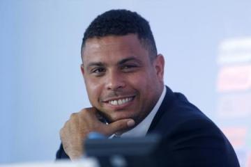 El ex jugador de fútbol, Ronaldo, durante una conferencia de prensa en Río de Janeiro, 10 de octubre de 2013. El ex futbolista y astro brasileño Ronaldo, quien se encuentra en Chile acompañando al &quot;scratch&quot; en la Copa América, dijo el lunes que el torneo será muy disputado luego de sorpresivos resultados en la primera fecha y un complicado debut de los favoritos. REUTERS/Sergio Moraes