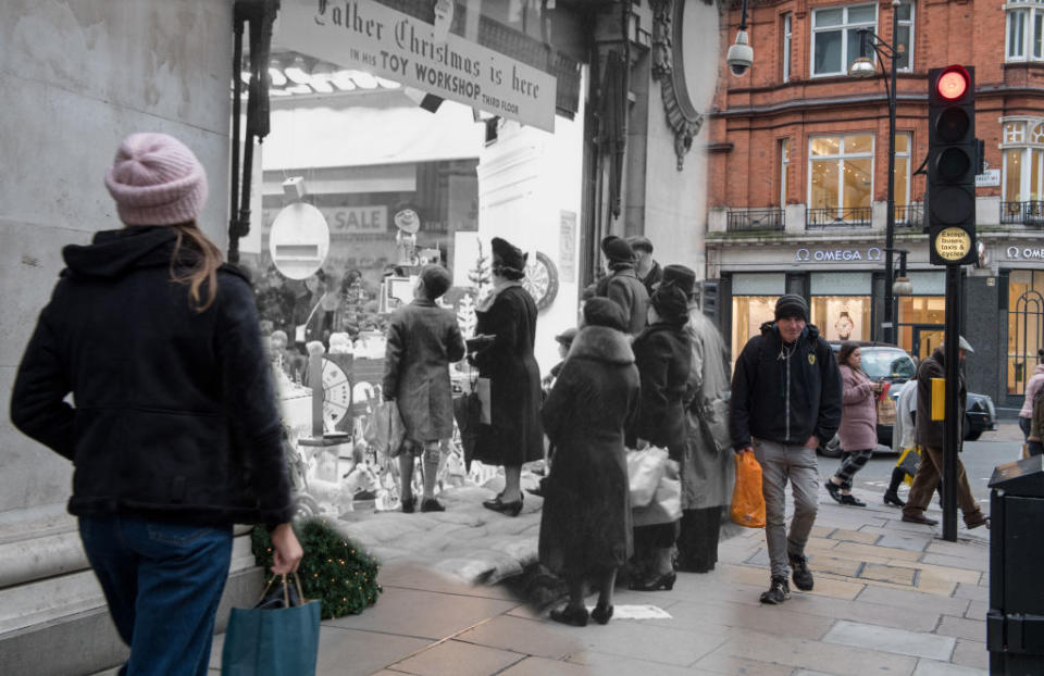 <p>Sacos de arena protegen un escaparate de Selfridges durante la primera Navidad durante la II Guerra Mundial el 16 de diciembre de 1939 (<em>Getty</em>). </p>