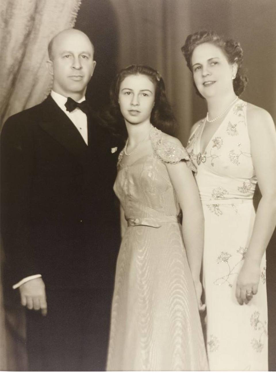 Agustín Batista González de Mendoza y María Teresa Falla Bonet, abuelos de la Gran Duquesa en los 15 de su hija María Teresa.