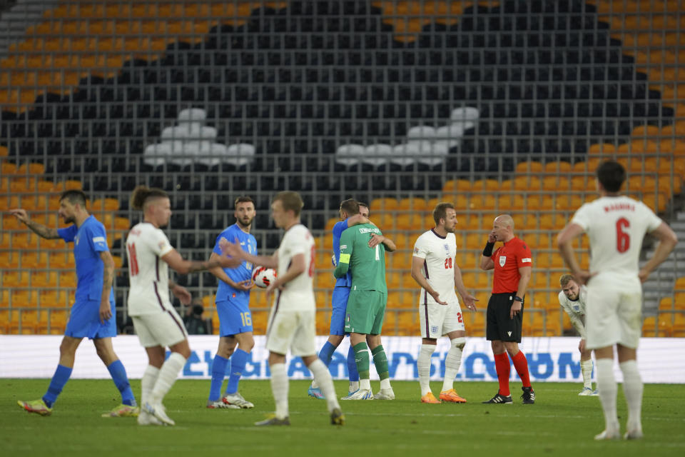 Los jugadores de Inglaterra e Italia se retiran tras el empate 0-0 en un partido de la Liga de Naciones, el sábado 11 de junio de 2022, en Wolverhampton (AP Foto/Jon Super)