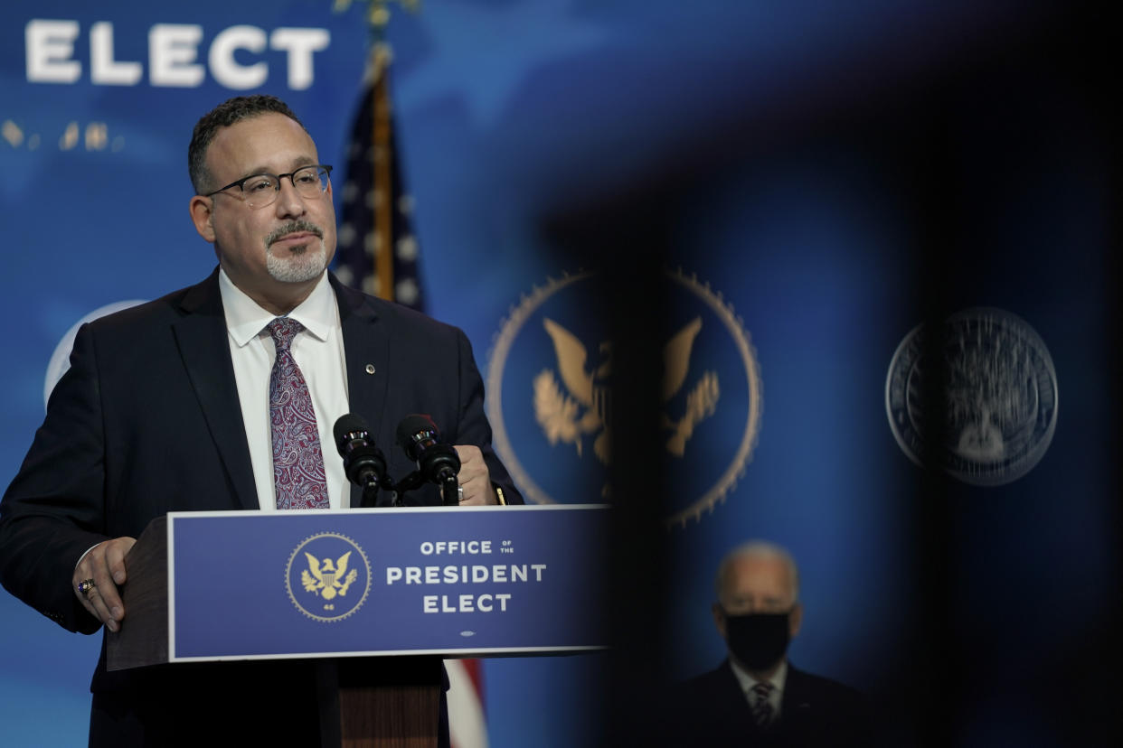 Miguel Cardona, elegido por el presidente electo Joe Biden para ser secretario de Educación, en Wilmington, Delaware, el 23 de diciembre de 2020. (Amr Alfiky/The New York Times)