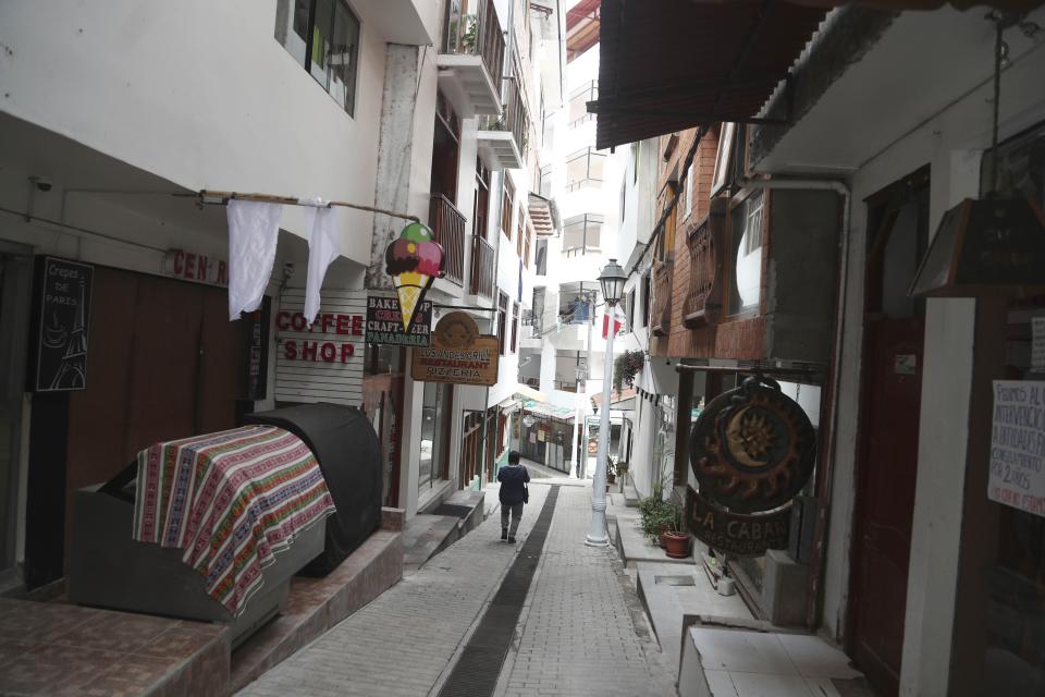 Los restaurantes están cerrados en medio de la pandemia de COVID-19 en Aguas Calientes, en la base de Macchu Pichu, Perú, el martes 27 de octubre de 2020. (AP Foto/Martin Mejia)