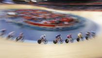 The pack of athletes during the Men's Omnium 30km points race at the London 2012 Olympic Games Track Cycling competition, London, Britain, 04 August 2012. EPA/IAN LANGSDON