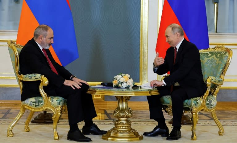 Nach Spannungen hat Russlands Präsident Wladimir Putin dem Kreml zufolge mit dem armenischen Regierungschef Nikol Paschinjan gesprochen. "Unsere bilateralen Beziehungen entwickeln sich erfolgreich", sagte Putin demnach zu Paschinjan. (Evgenia Novozhenina)