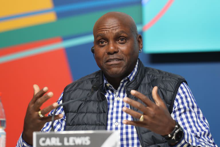 Carl Lewis brindó una conferencia de prensa en Santiago 2023; una leyenda que se inició en los Panamericanos