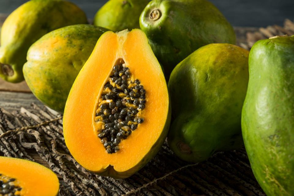 Ein wahrer Boost für die Haut sind auch die Inhaltsstoffe der exotischen Papaya. Mit dem Verzehr der Papaya können Sie der Faltenbildung entgegenwirken. Ein Bestandteil ist das Enzym Papain, welches den Stoffwechsel im Körper ankurbelt. (Bild: iStock / bhofack2)