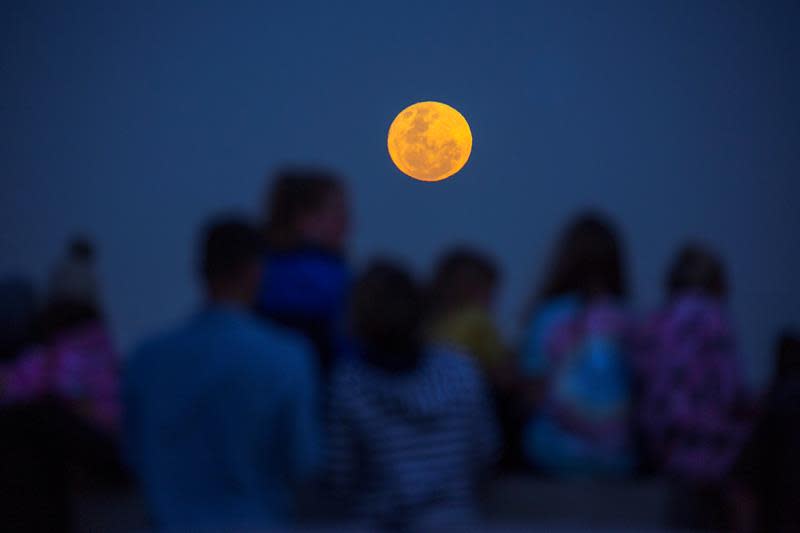 Diversas personas observan la superluna en Ciudad del Cabo, Sudáfrica. (EFE)