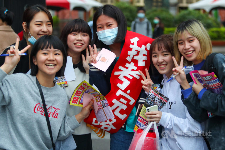 110學年度學科能力測驗23日下午最後一科考完後正式落幕，一名考生步出考場，朋友們隨即送上特製紅色披肩布條替她慶祝。（中央社）