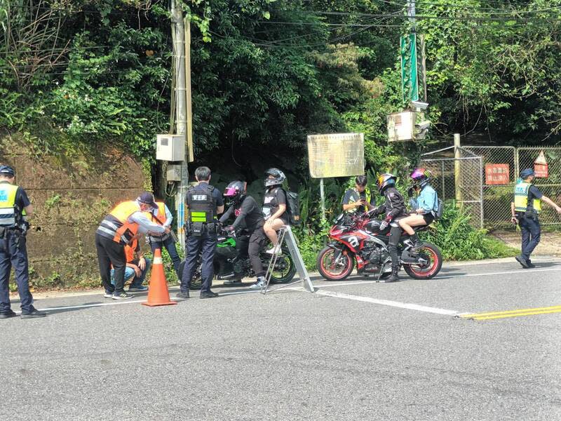 新店警將北宜公路列執法重點路段 為降低機車事故，新北市警局新店分局將北宜公路列 為執法重點防制路段，加強聯合稽查勤務，經統計， 今年1至3月共取締變更車體設備147件、無照駕駛452 件、超速405件。 （翻攝照片） 中央社記者王鴻國傳真  113年4月21日 