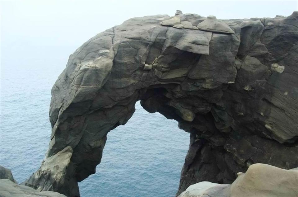 東北角海岸的象鼻岩昨天象鼻崩落。（圖取自新北市漁業處官網）
