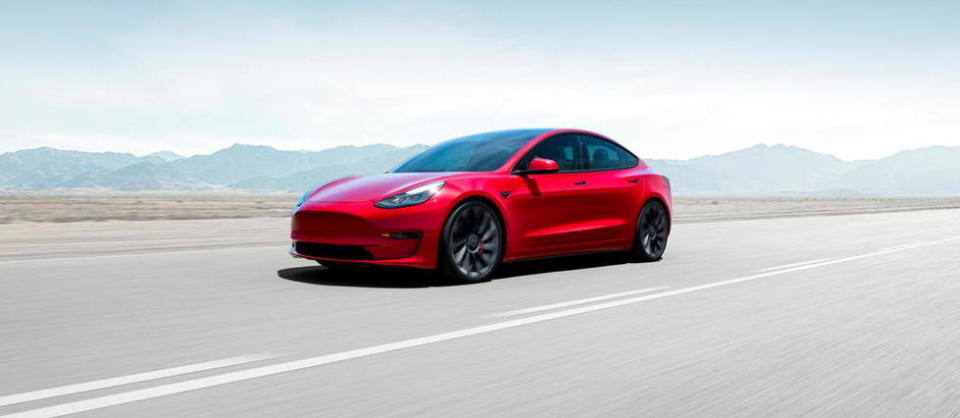 L'enquête de l'agence américaine de sécurité routière NHTSA va bien sûr porter sur la Model 3 (photo), mais aussi sur les Y, X, S de la marque américaine Tesla mis sur le marché entre 2014 et 2021.
