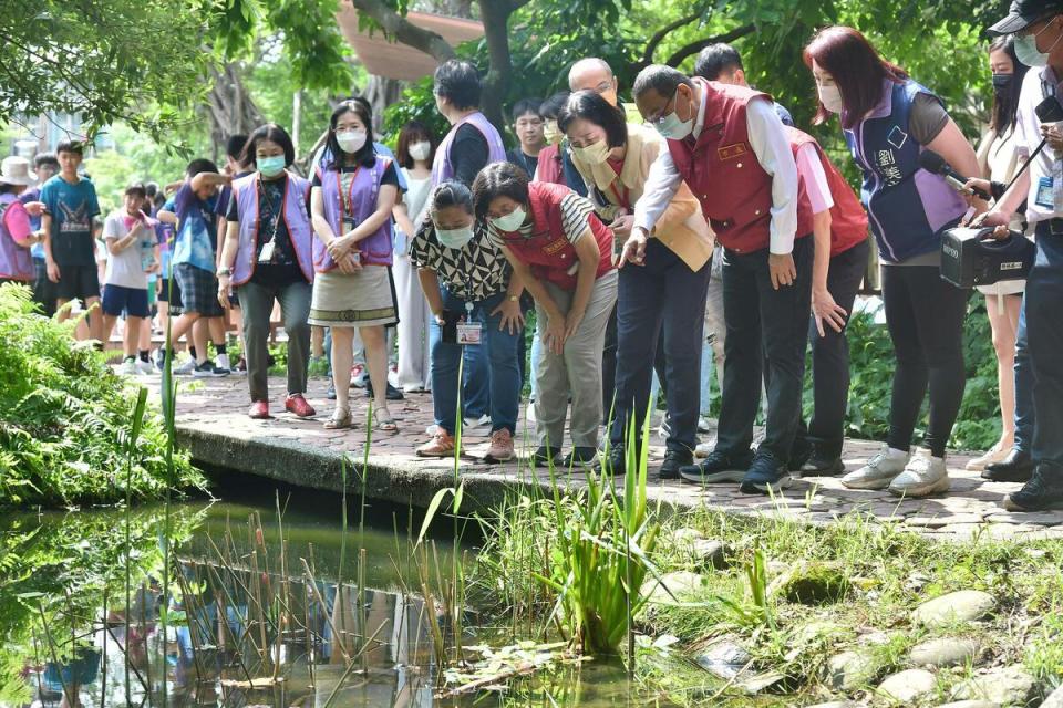 侯友宜提醒校園內的生態池及農園應加強環境維護。   圖：新北市政府/提供