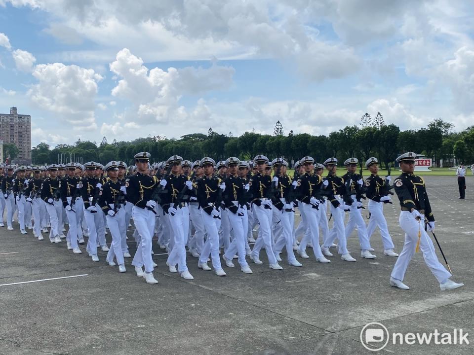 黃埔軍校百年校慶，學生參與分列式並「踢正步」，由於國防部長顧立雄已宣布，國軍包含軍校生將不再踢正步，今天正步操演恐成絕響。   圖：周煊惠 / 攝