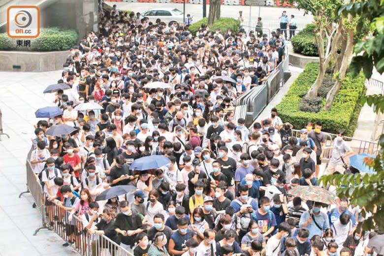 香港動漫電玩節連日來場外排隊人龍不絕。（袁志豪攝）