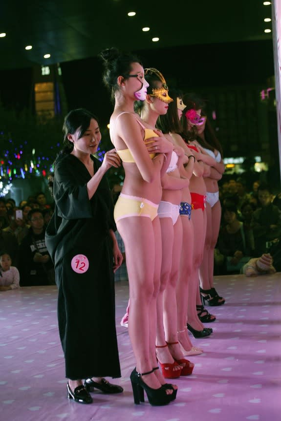 Chinese woman removes her bra in public at a luxury appraisal