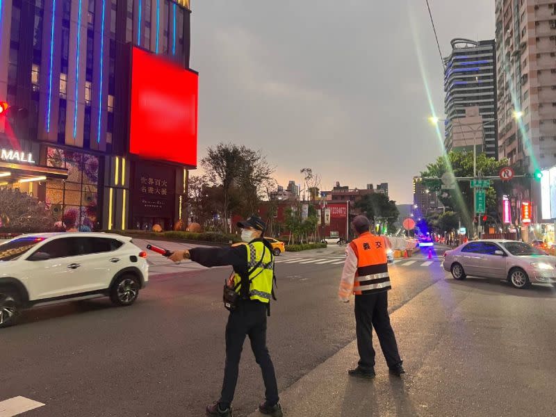 ▲高市警同時呼籲年關將近，餐敘尾牙場合較多，如有自行駕車的市民朋友千萬不可酒後駕車、闖紅燈或超速等危險駕駛行為，警方將加強執法。 (圖／高市交通大隊提供）