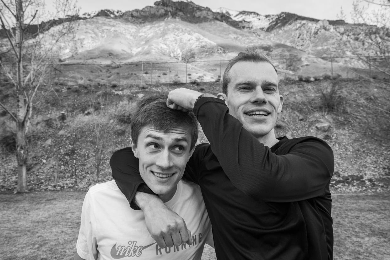 Conner Mantz, a la izquierda, y Clayton Young en un parque de Springville, Utah, el 11 de marzo de 2024. (Russel Daniels/The New York Times)
