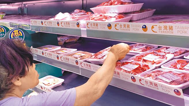 美國豬肉「洗產地」衝擊消費者信心，民眾到賣場時仔細挑選產地台灣的豬肉，以求安心（示意圖，照片人物與新聞內容無關）。（姚志平攝）