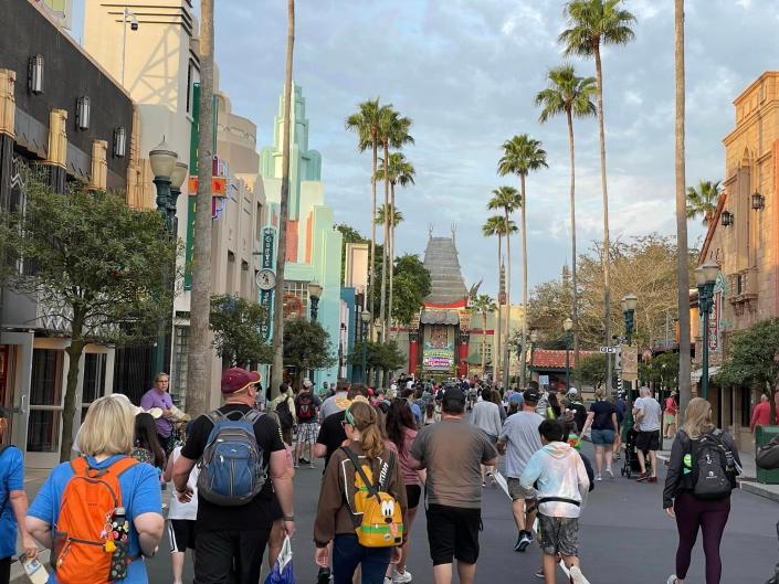 crowds in hollywood studios at disney world