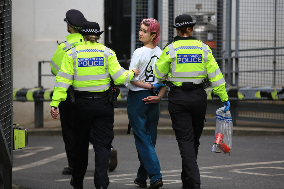 Phoebe Plummer siendo arrestada por la Policía Metropolitana de Londres tras su acción. (Foto: Martin Pope / Getty Images).