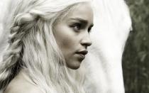 Denn nur ein Jahr später sah man die völlig unbekannte Emilia Clarke bereits in ihrem Parade-Part in "Game of Thrones". Der enorme Erfolg der HBO-Fantasy-Saga verhalf ihr in der Rolle der Daenerys Targaryen zum großen Durchbruch. Dabei ist sie als Drachenmutter gar nicht die erste Wahl gewesen ... (Bild: 2011 Home Box Office Inc.)