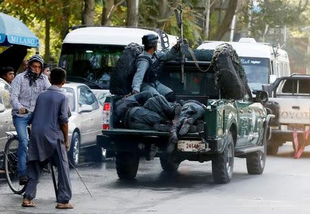 Injured policemen are transported at the back of a police vehicle after a suicide attack in Kabul, Afghanistan September 5, 2016. REUTERS/Mohammad Ismail