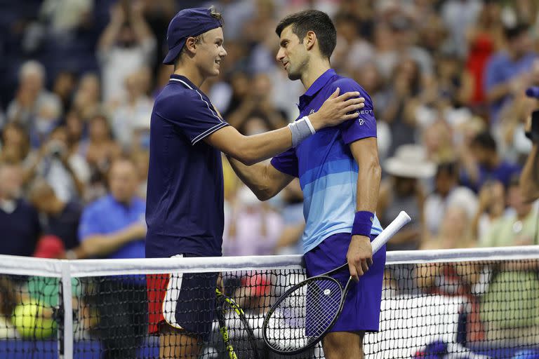 Holger Rune es felicitado por Novak Djokovic; el danés le planteó batalla durante un buen pasaje al número 1 del mundo
