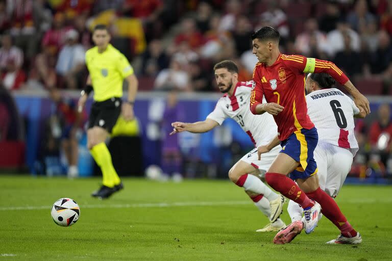 Alvaro Morata se lleva la pelota ante Giorgi Kochorashvili 