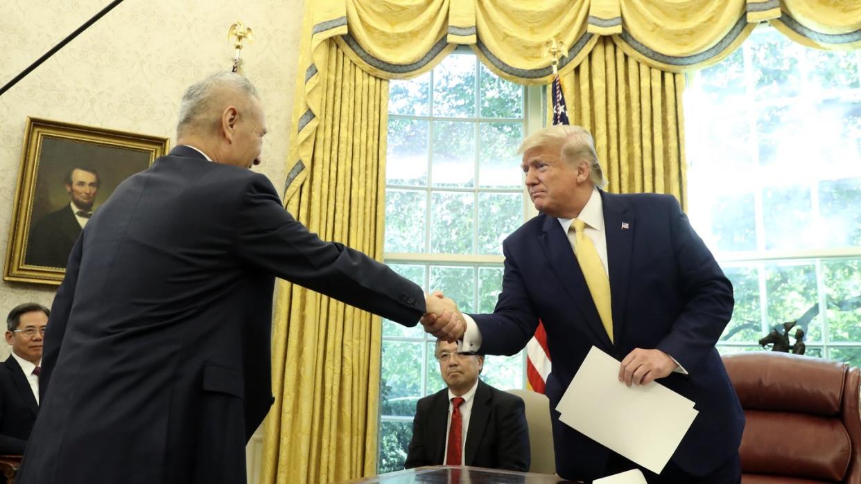 US-Präsident Donald Trump und der chinesische Vizepremier Liu He (l) reichen sich im Oval Office im Weißen Haus die Hand.