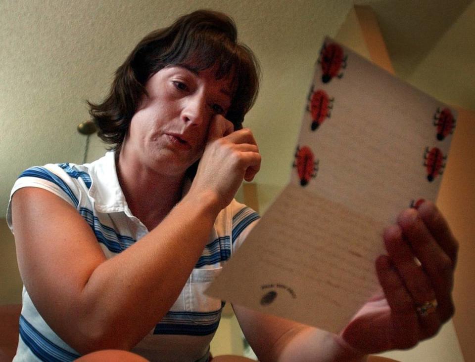 Sherri Lawrence wipes a tear from her eye as she reads a letter that was sent to her regarding the loss of her brother Sgt. Paul Mardis, a Green Beret who died as a result of injuries sustained while serving in Iraq, on Aug. 2, 2004.