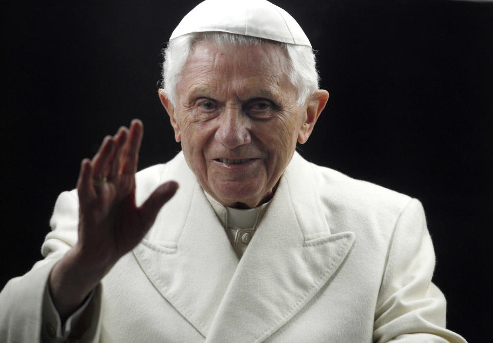 En esta imagen de archivo, el papa emérito Benedicto XVI bendice a los fieles a su llegada a la Plaza de San Pedro para bendecir el belén, el 31 de diciembre de 2011, en Ciudad del Vaticano. (AP Foto/Pier Paolo Cito, archivo)