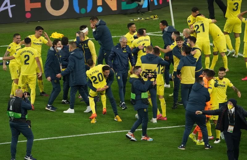 Los jugadores del Villarreal celebran tras ganar la Europa League tras derrotar por tiros penales al Manchester United, en el Polsat Plus Arena Gdansk, Gdansk, Polonia