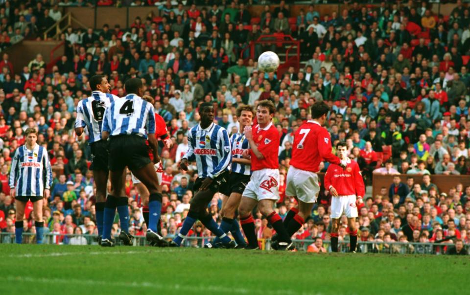 Steve Bruce marca el gol de la victoria contra el Sheffield Wednesday en 1993