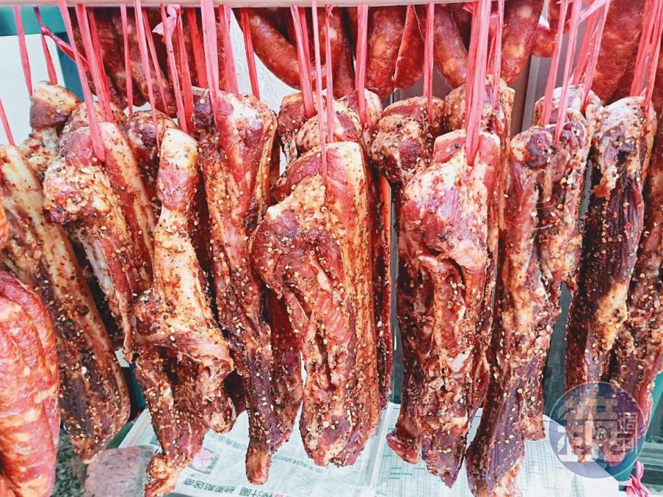 接近過年，謝民嬌會販售自己以雲南香料醃製而成的臘肉，另外也有香腸、牛肉干等。（謝民嬌提供）