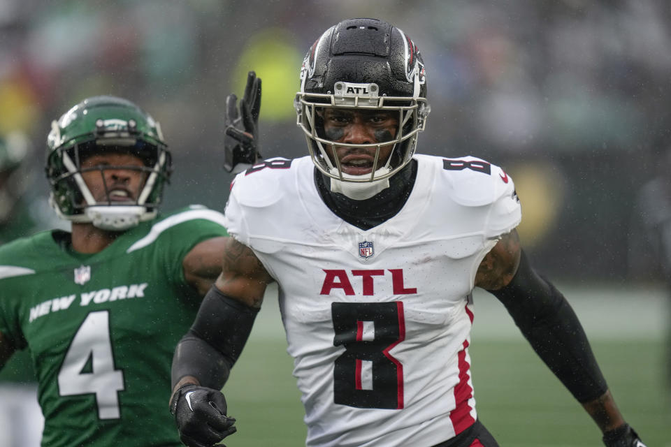 FILE - Atlanta Falcons tight end Kyle Pitts (8) runs down the field against the New York Jets during the first quarter of an NFL football game, Sunday, Dec. 3, 2023, in East Rutherford, N.J. Pitts has yet to make a big impact in his first three seasons after being drafted fourth overall in 2021 by Atlanta. (AP Photo/Seth Wenig, File)