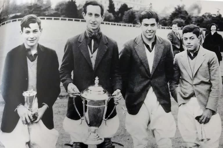 Alberto Pedro y Horacio Antonio Heguy con Francisco Emilio y Gastón Dorignac, campeones de la Copa Santa Paula representando al colegio Champagnat en los años cincuentas, en Palermo.