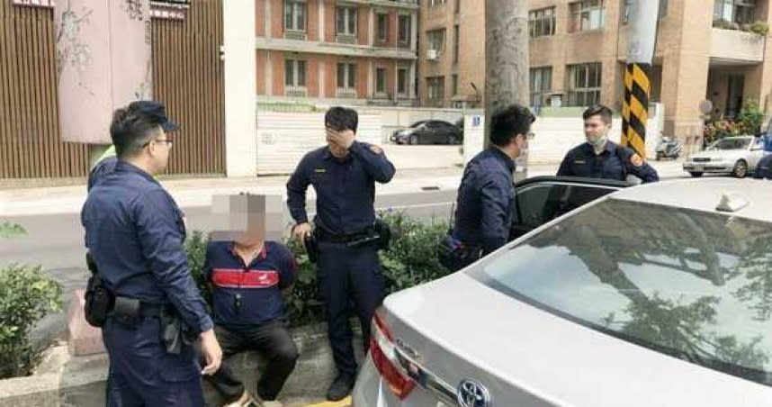 桃園市1名彭姓男子跟妻子相約談離婚，2人一言不合，男子火氣上來竟將妻子押上車狂飆，警網出動追捕，前後包夾將彭男逮捕。（圖／翻攝畫面）