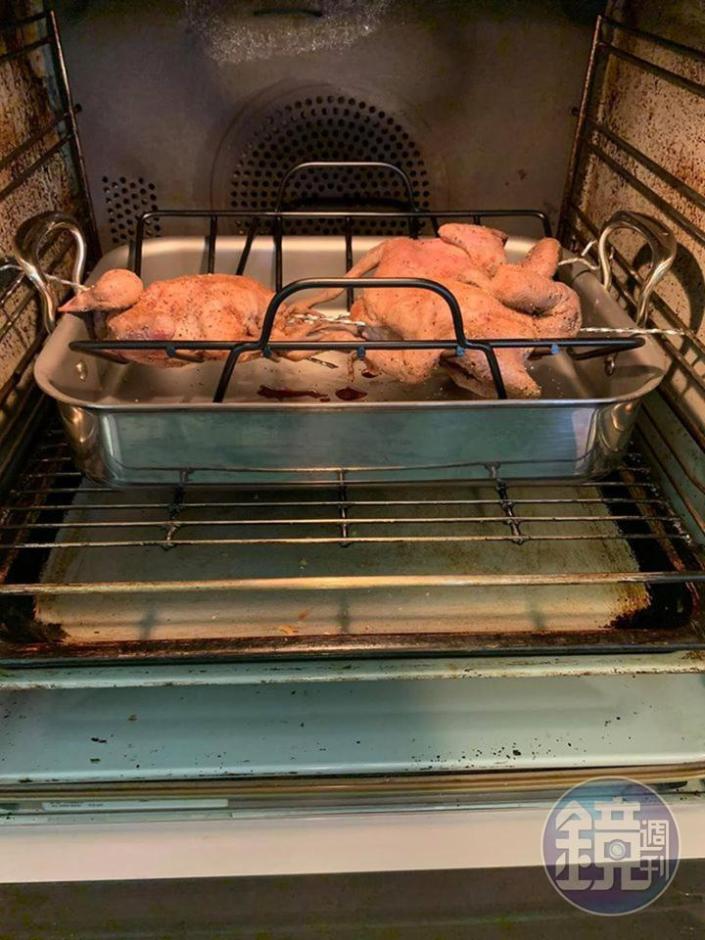 放入設定上下火攝氏180度烤箱，烤30分鐘。