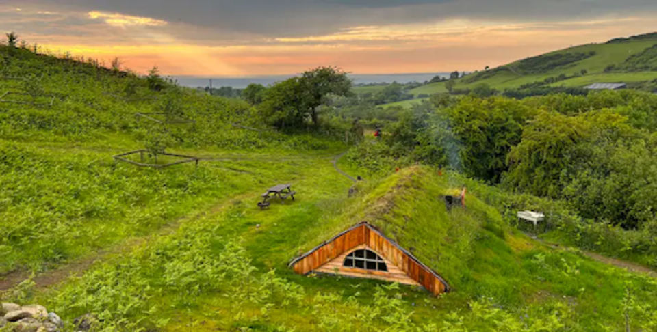 Viking Longhouse / Underground Hobbit Little house, Clynnog-fawr (airbnb)