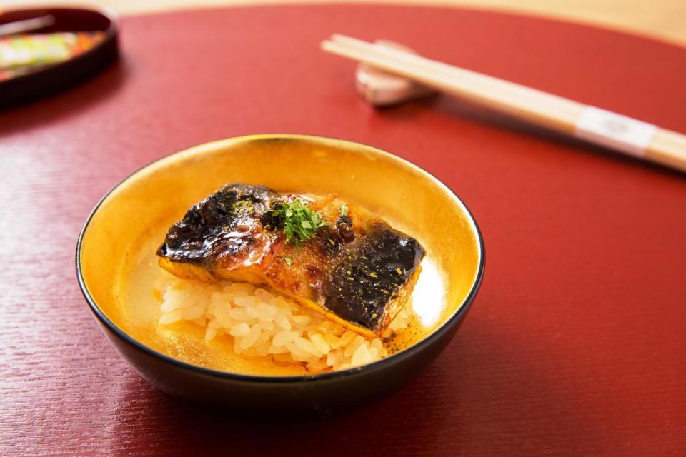 饕客們最愛的烤鰻魚釜飯，使用現殺的台灣鰻魚與日本島根縣的糯米，佐以山椒的香麻十分對味。（5,200元晚間套餐）