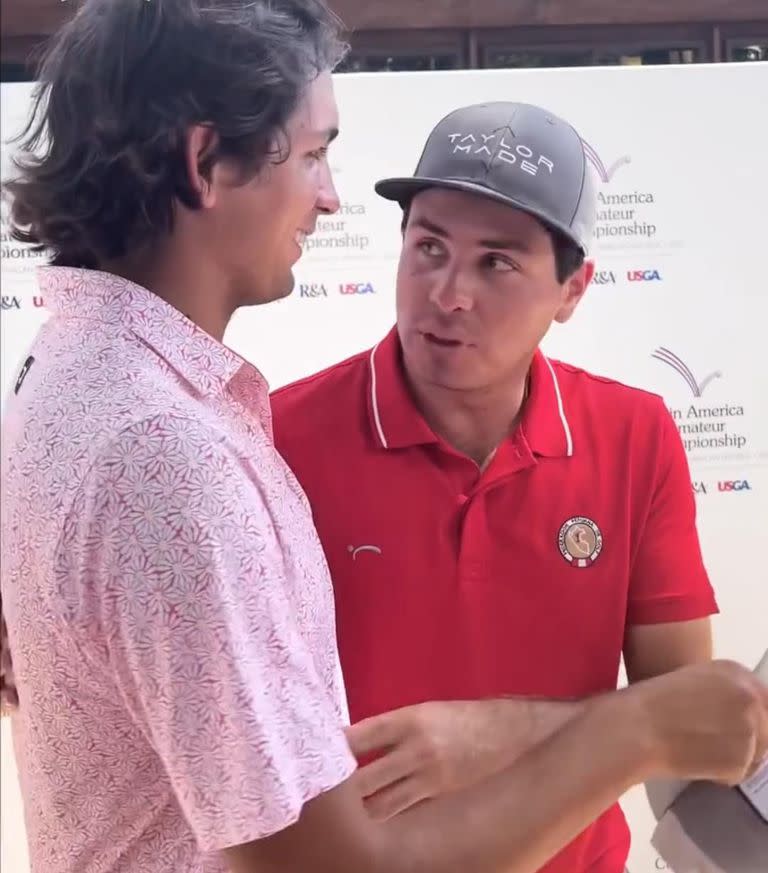 El abrazo entre Segundo Oliva Pinto, de Argentina, y Julián Perico, de Perú. Ambos son amigos y compañeros de equipo en la Universidad de Arkansas, en Estados Unidos