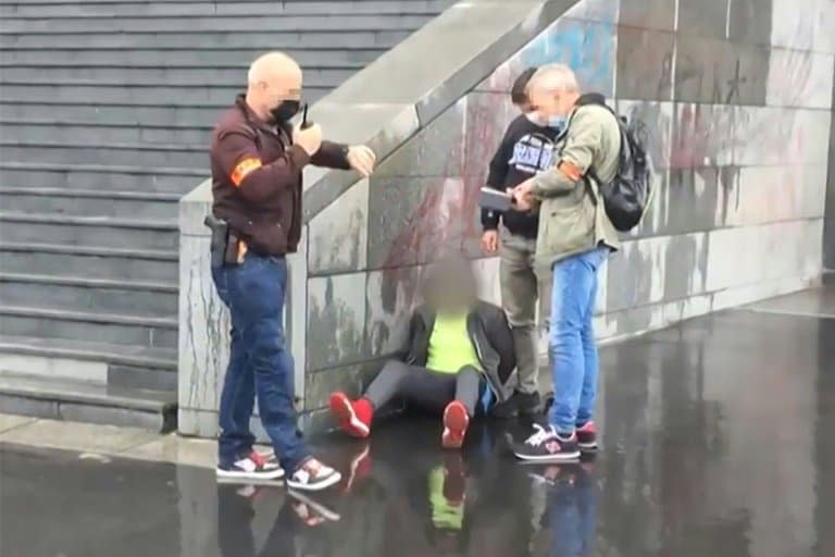 Arrestation sur la place de la Bastille, à Paris, du suspect de l'attaque au hachoir le 25 septembre 2020 - Laura CAMBAUD © 2019 AFP