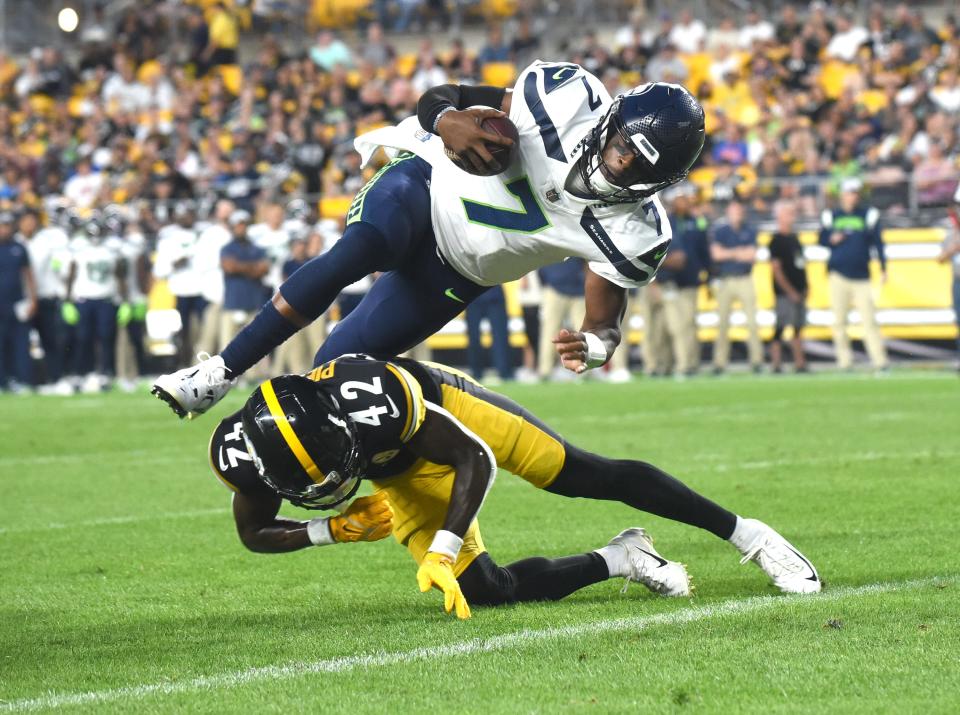 Will Geno Smith and the Seattle Seahawks beat the Pittsburgh Steelers? NFL Week 17 picks, predictions and odds for Sunday's game.