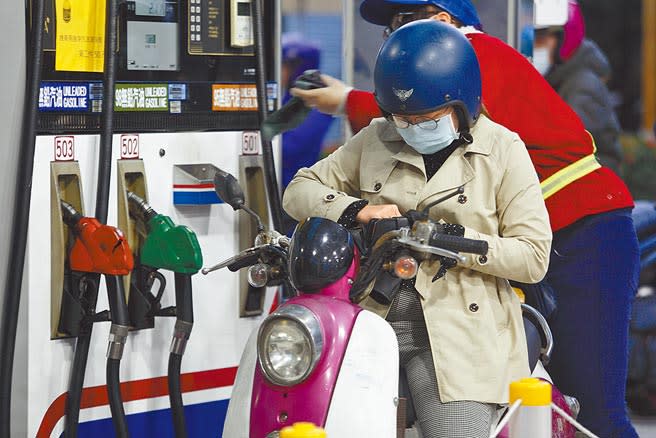 中油預計2022年首周1月3日，大漲國內汽柴油價每公升0.8到1元，95無鉛售價恐重回30元大關。圖為民眾在加油站加油後準備付款。（本報資料照片）