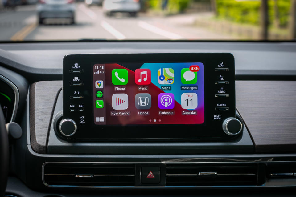 內建 Apple CarPlay 與 Android Auto 手機整合功能，實用性加分。