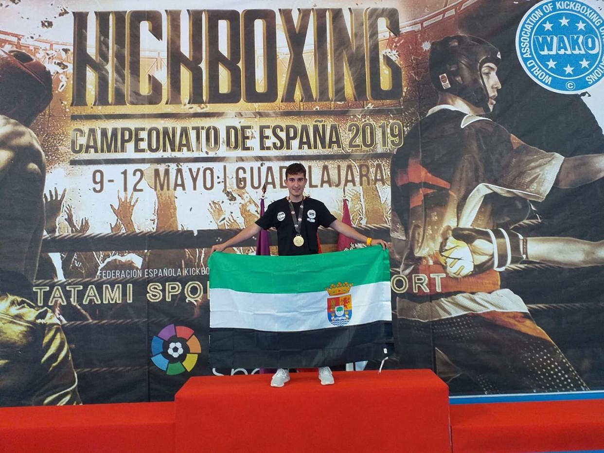 Julián Lozano, en el primer escalón del podio en el Campeonato de España de 2019. Foto: Facebook - Federación Extremeña de Kickboxing y Muaythai