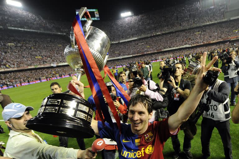 Messi celebra al ganar la Copa del Rey en el estadio Mestalla, en Valencia, el 13 de mayo de 2009
