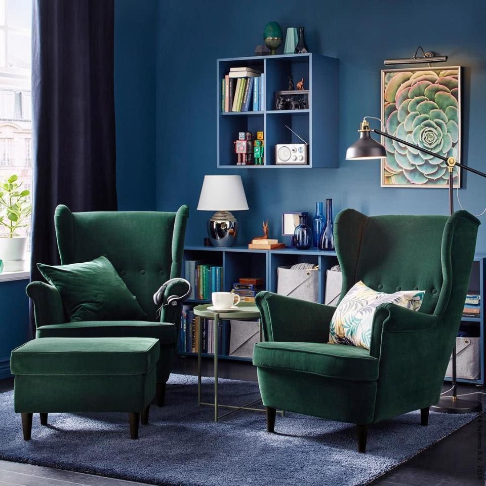 <p>Como en este espacio con muebles de Ikea. El sillón orejero se completa con un práctico reposapiés.</p>